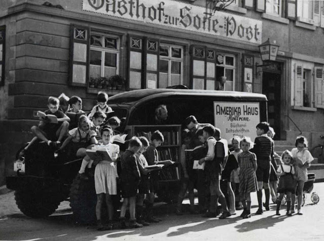Os bookmobiles -bibliotecas itinerantes