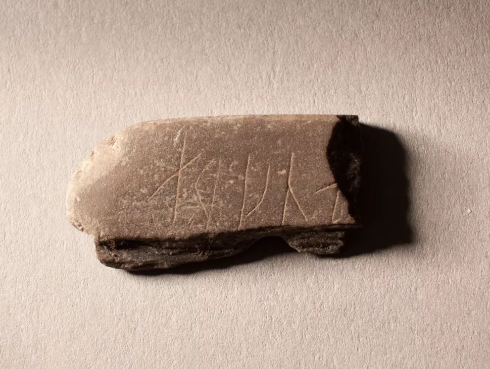 Pedras com inscrições de runas vikings são encontradas na Noruega