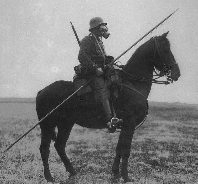 Uma imagem e sua história: Cavalaria alemã patrulha com máscaras de gás