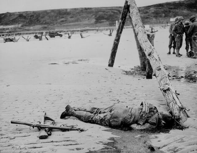 Uma imagem e sua história: Rifles cruzados na areia de Omaha 